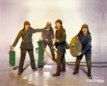 1:35 WWII German Firemen (4 figures)