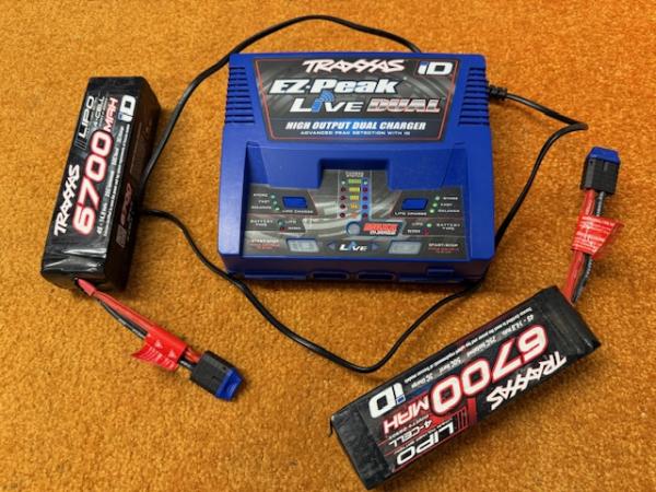 Neuwertiger Traxxas EZ-Peak Live Dual inkl. 2x 6700 14,8V Lipos