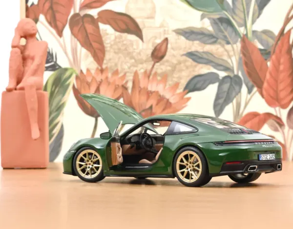 1:18 Porsche 911 Carrera (992.2) Modelljahr 2025 Irischgrün / Irish Green Limited 1 von 200