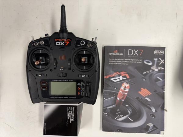 Neuwertige Spektrum DX7 inkl. Lipo und Original Ladegerät